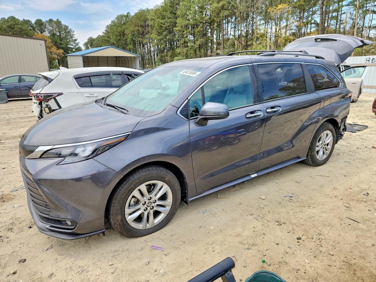 Salvage Toyota Sienna Image