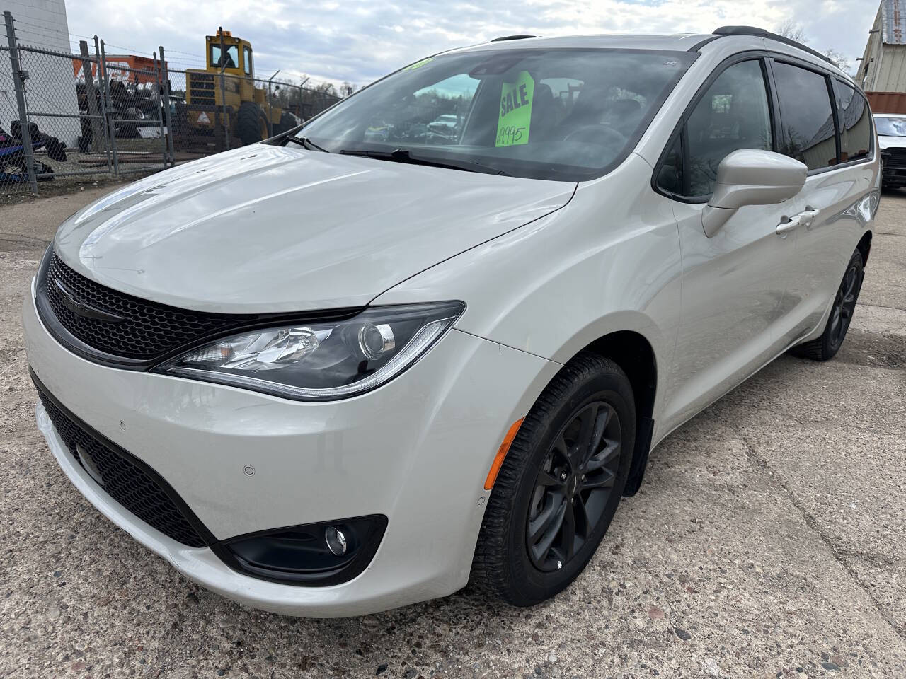 Salvage Chrysler Pacifica Image
