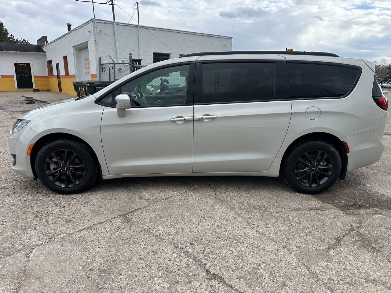 Chrysler Pacifica Launch Edition Awd 4dr Mini Van