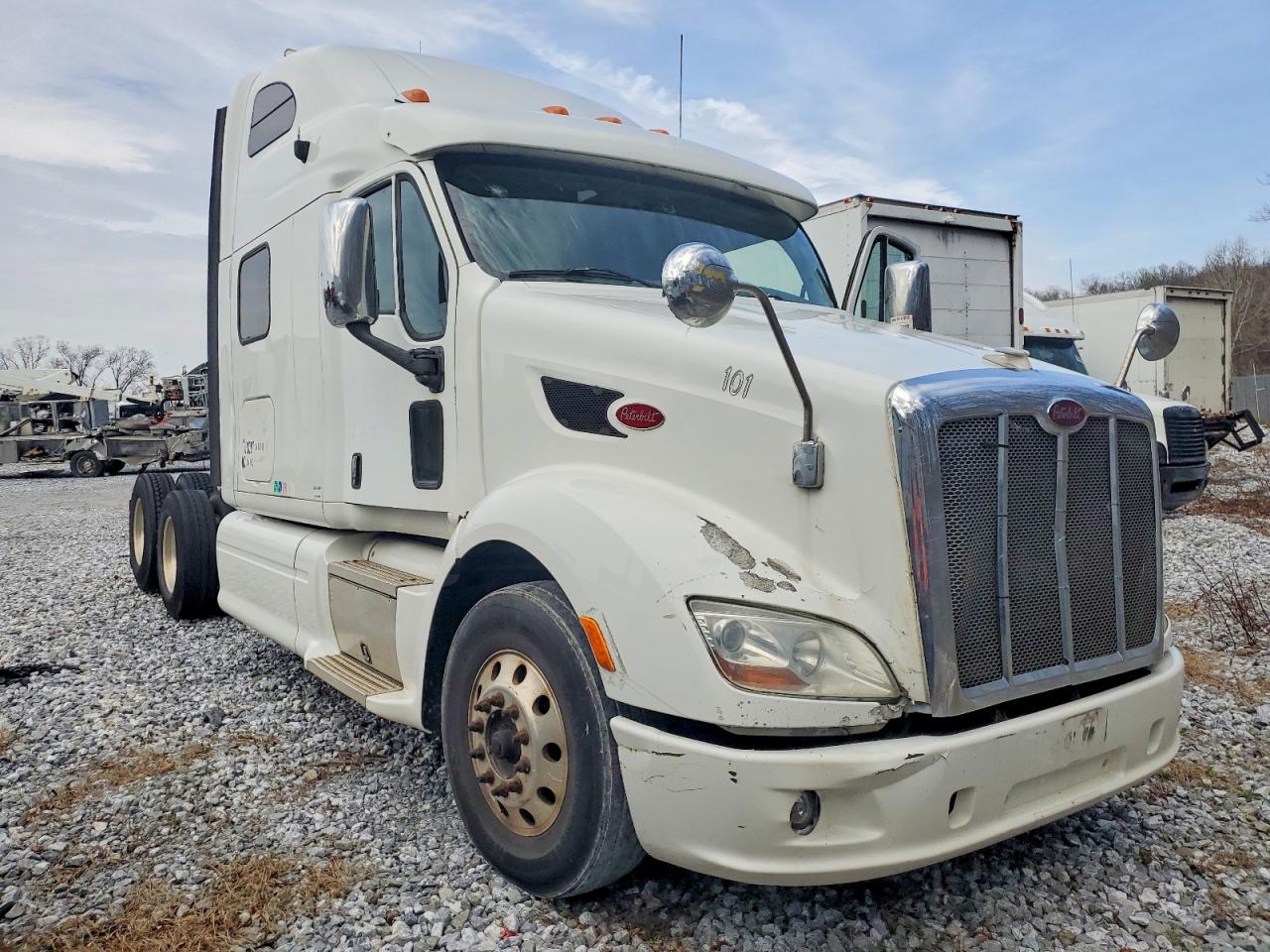 Salvage Peterbilt 587 Image