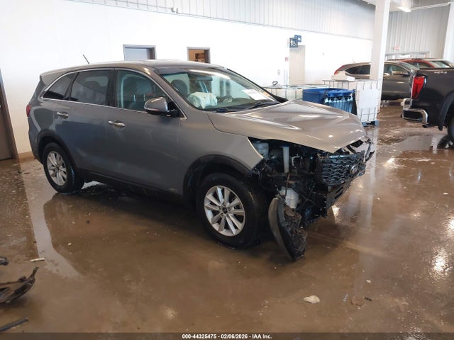 Salvage Kia Sorento Image