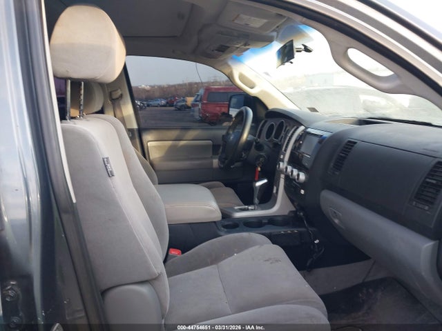 Toyota Sequoia Sr5 5.7l V8