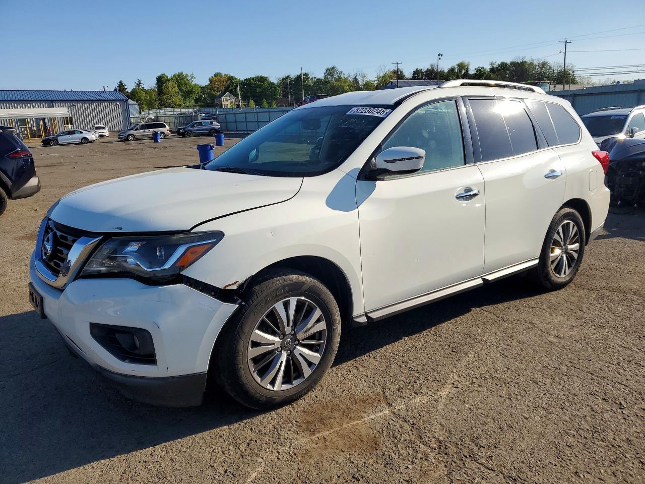 Salvage Nissan Pathfinder Image