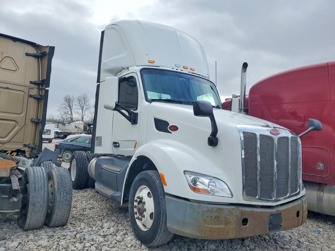 Salvage Peterbilt 579 Image