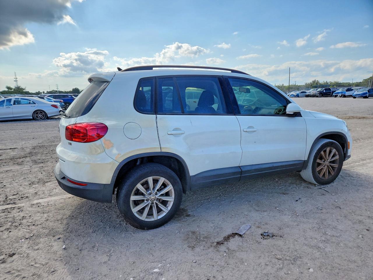 Volkswagen Tiguan S