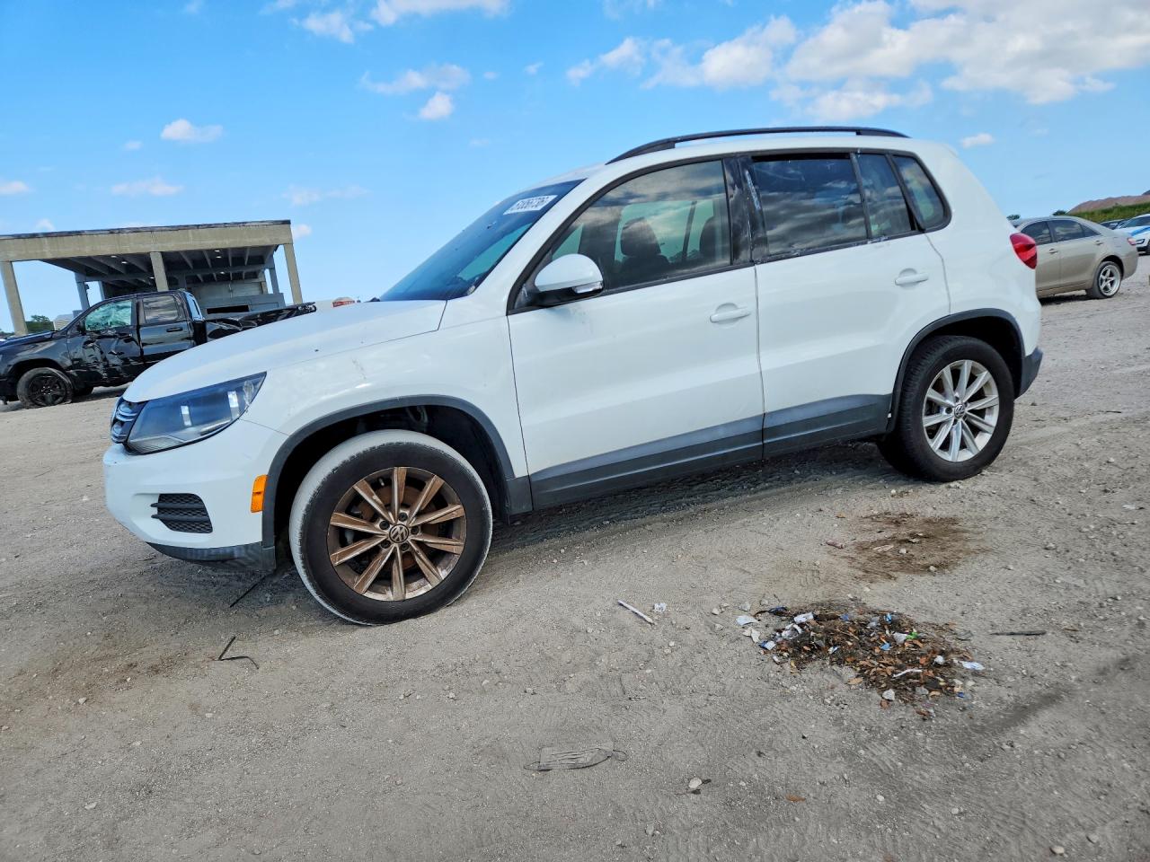Salvage Volkswagen Tiguan Image