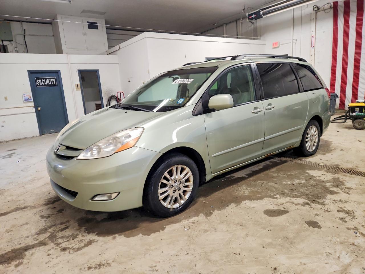 Salvage Toyota Sienna Image