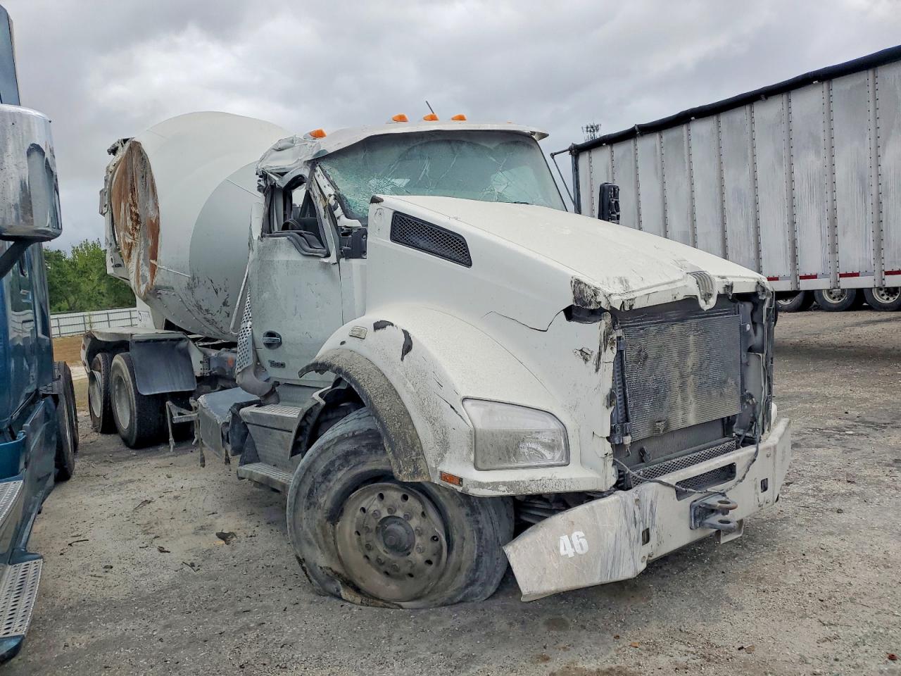 Salvage Kenworth Construction Image