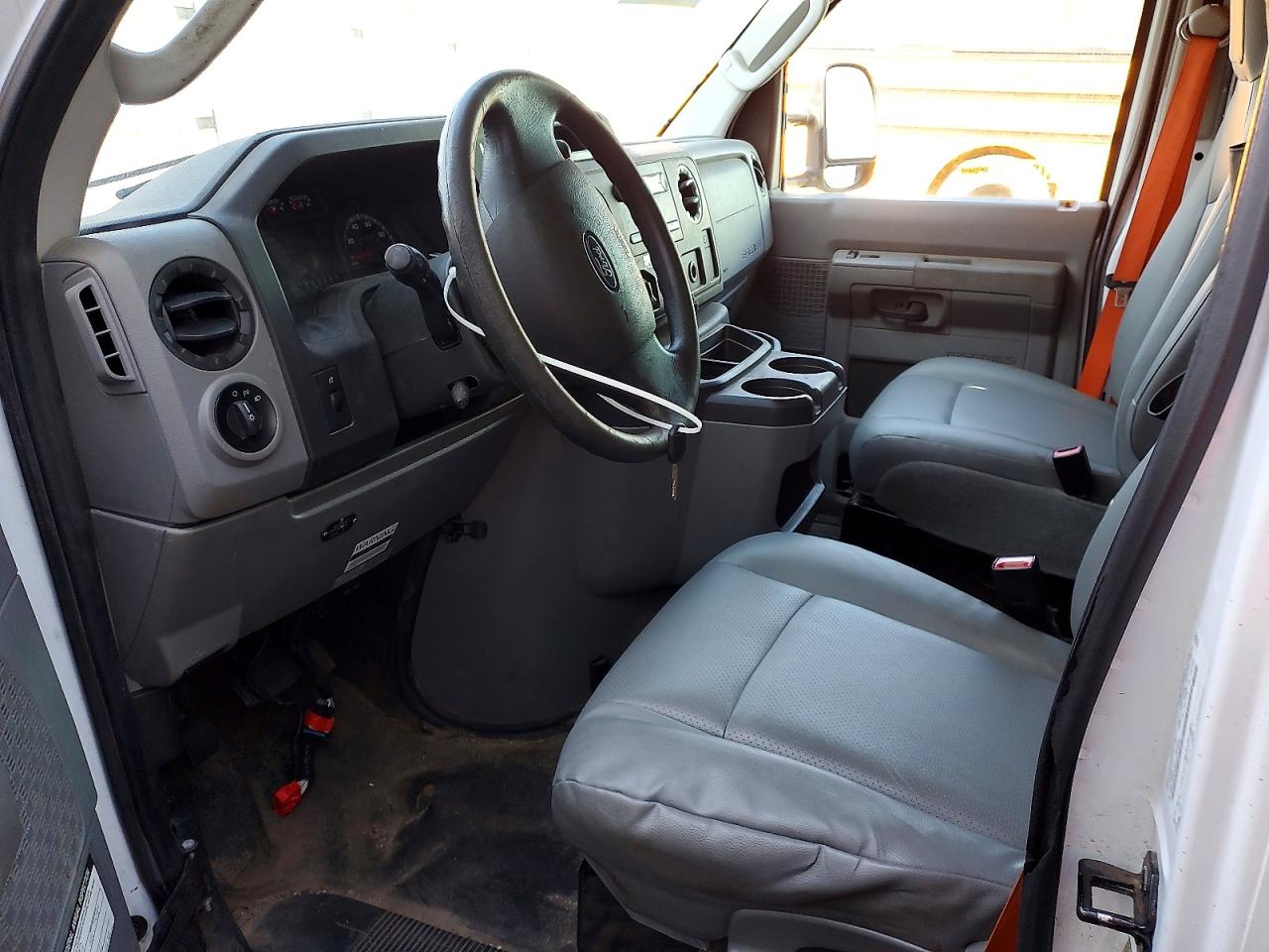 Ford Econoline E450 Super Duty Cutaway Van