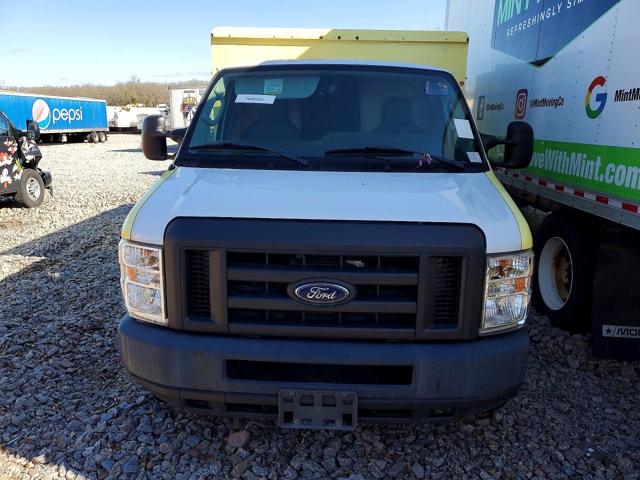 Ford Econoline E450 Super Duty Cutaway Van