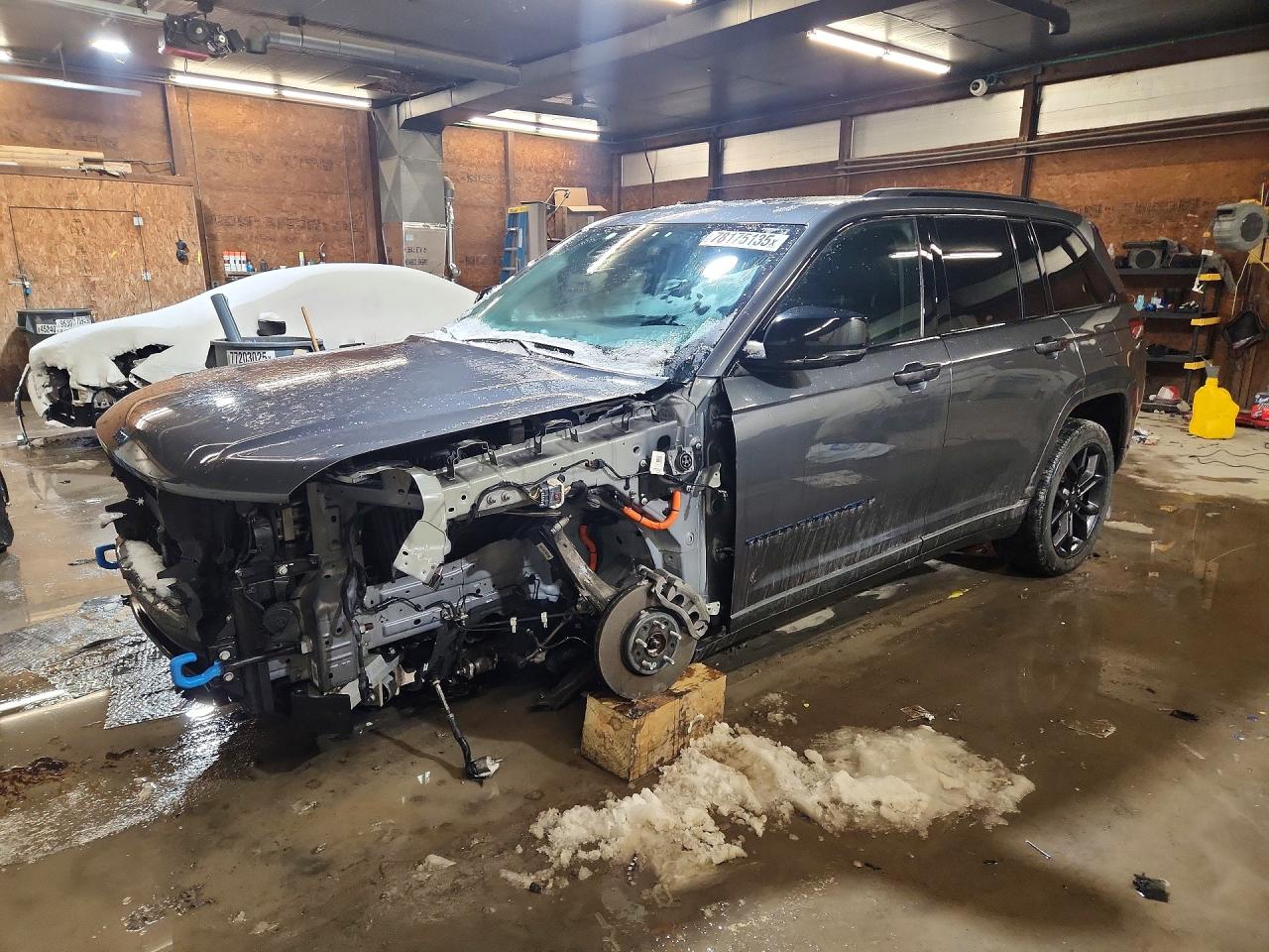Salvage Jeep Grand Cherokee Image