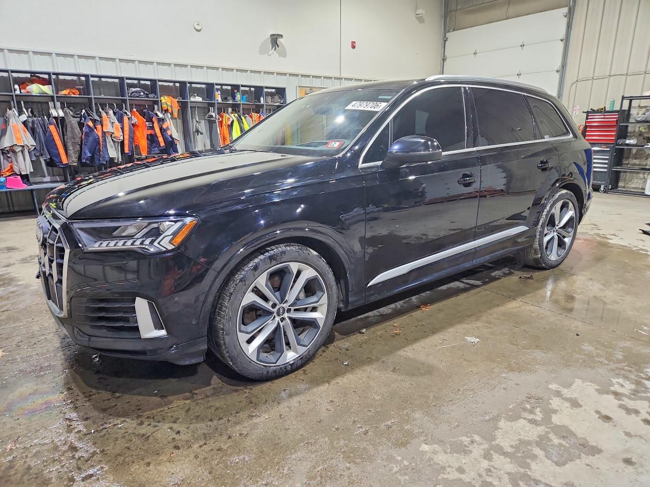 Salvage Audi Q7 Image