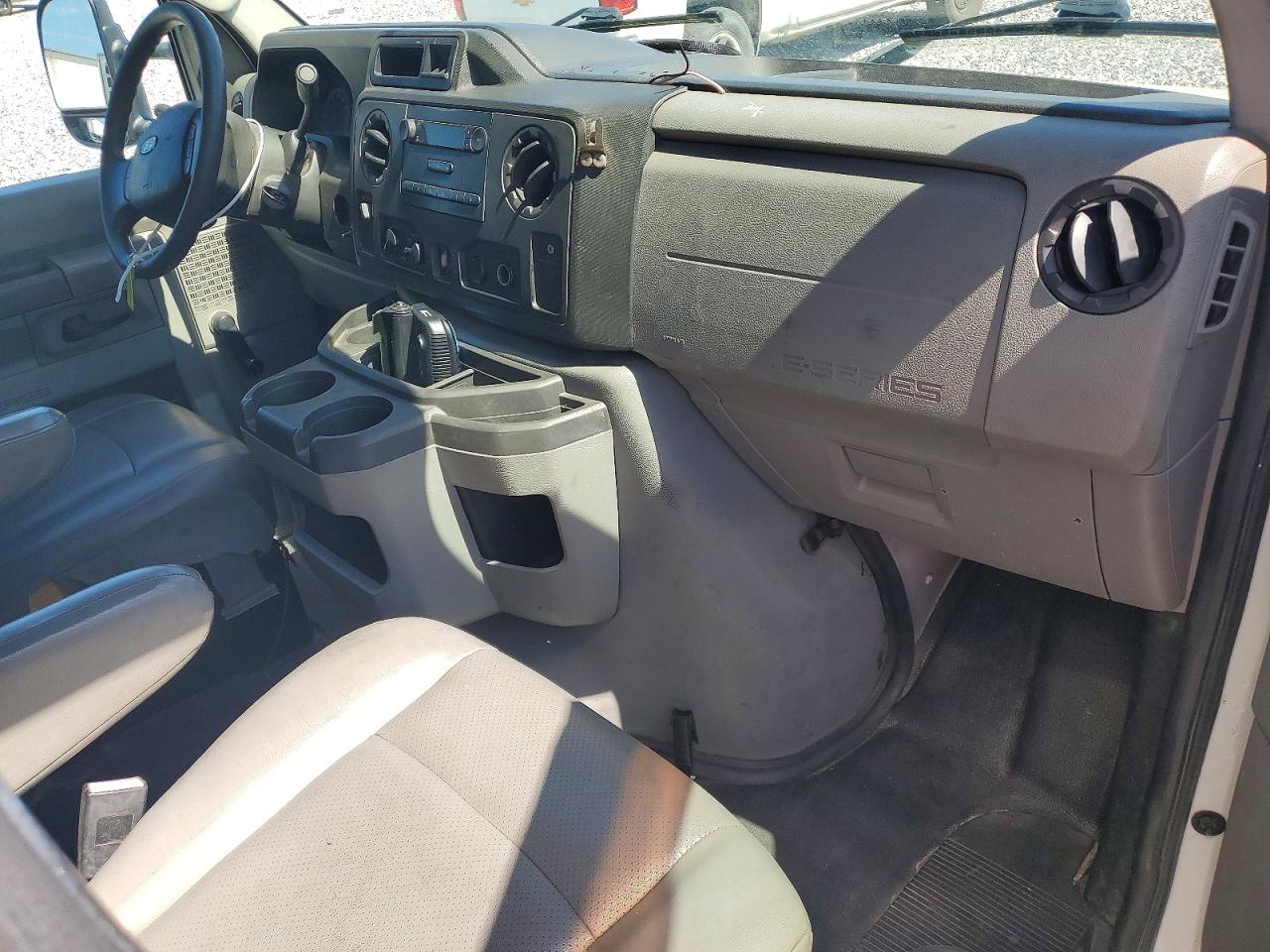 Ford Econoline E450 Super Duty Cutaway Van