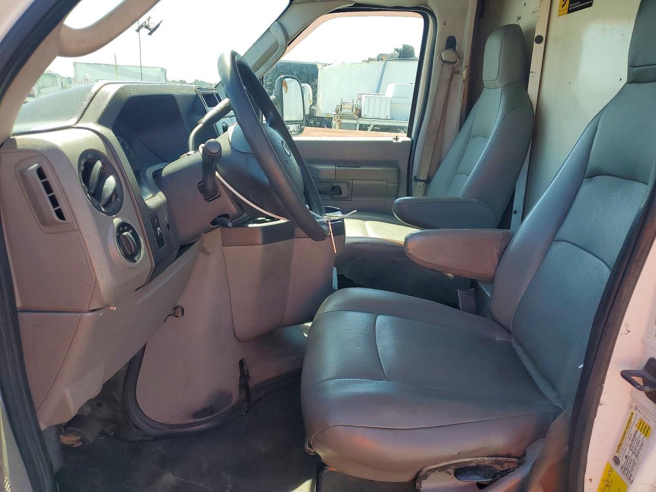 Ford Econoline E450 Super Duty Cutaway Van