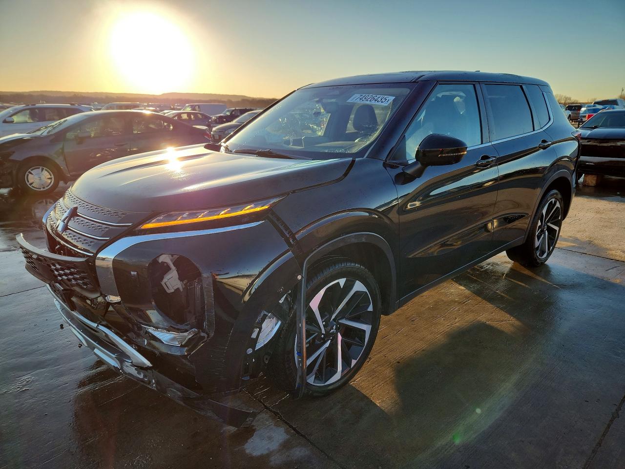 Salvage Mitsubishi Outlander Image