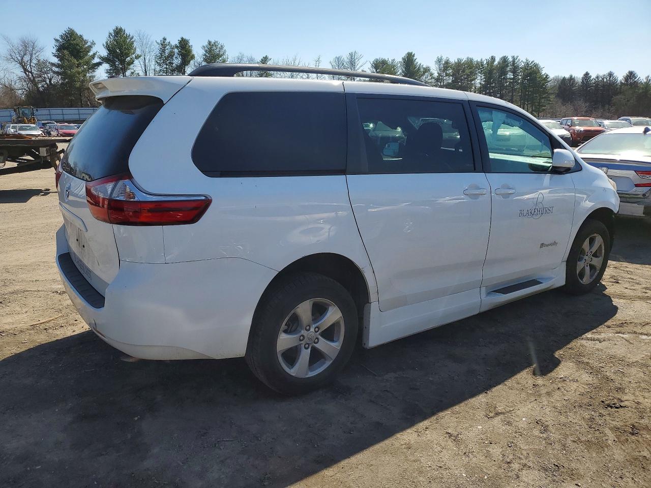 Toyota Sienna Le Mobility 7-passenger