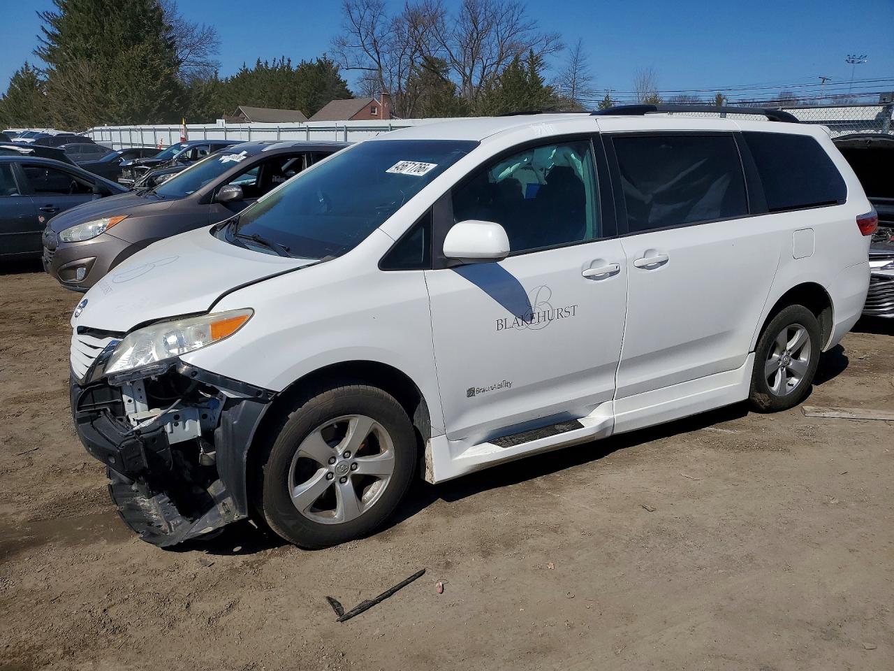 Salvage Toyota Sienna Image
