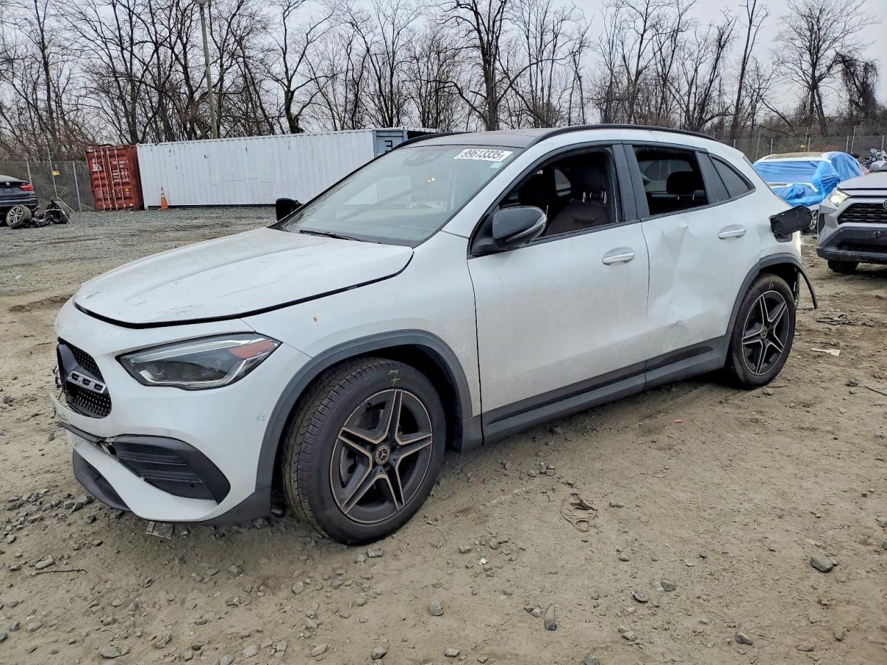 Salvage Mercedes-Benz GLA Image