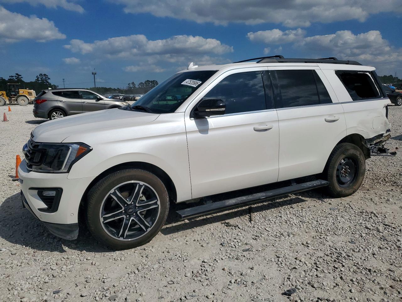 Salvage Ford Expedition Image