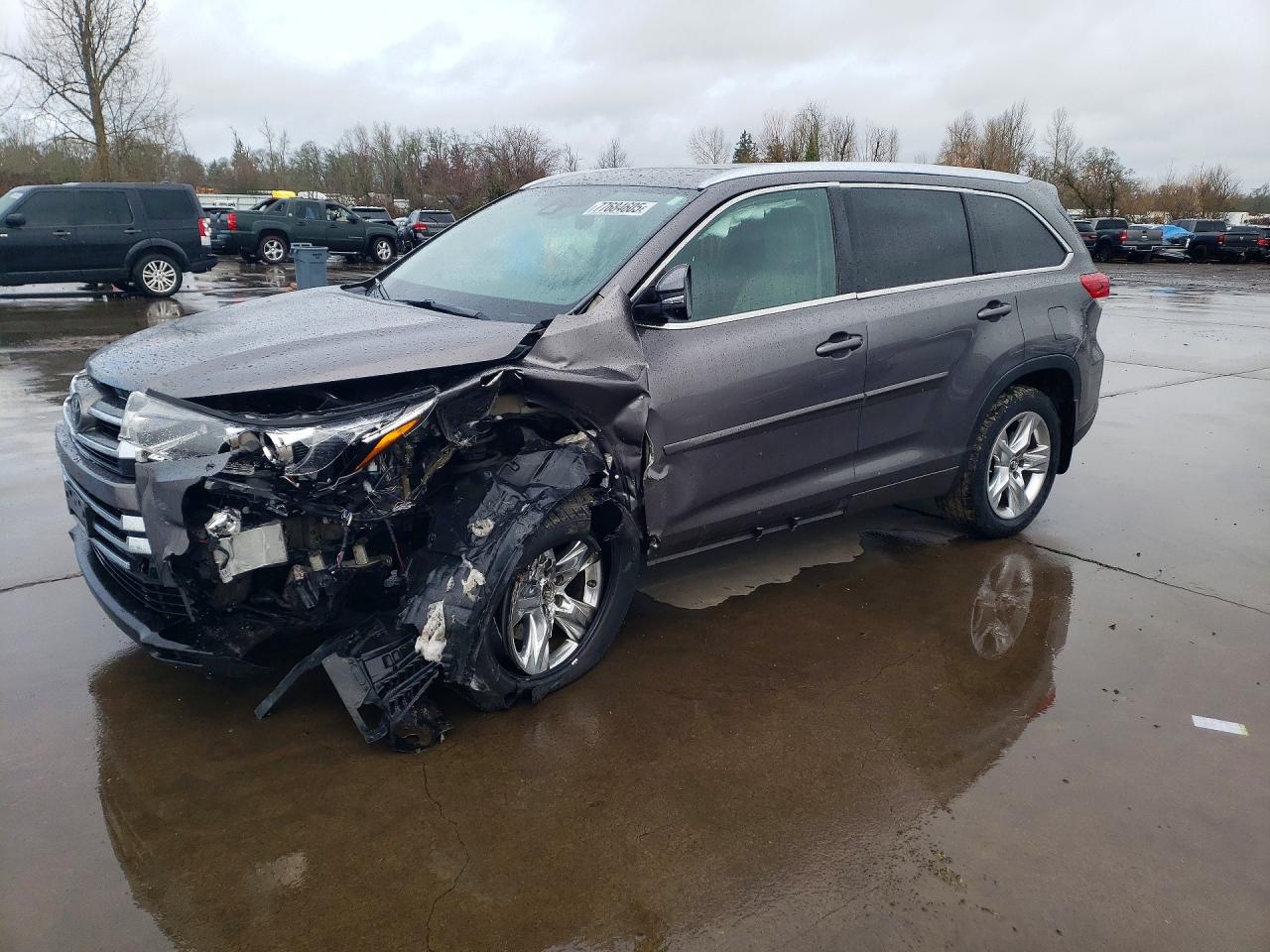 Salvage Toyota Highlander Image