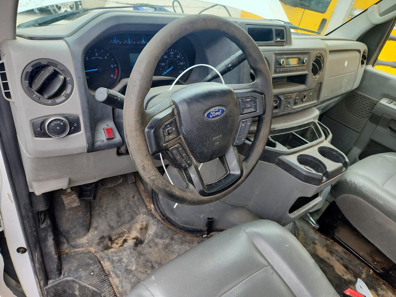 Ford Econoline E350 Super Duty Cutaway Van