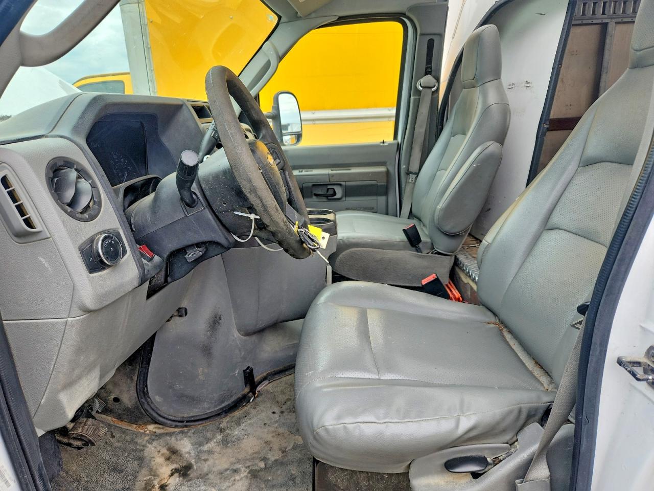 Ford Econoline E350 Super Duty Cutaway Van
