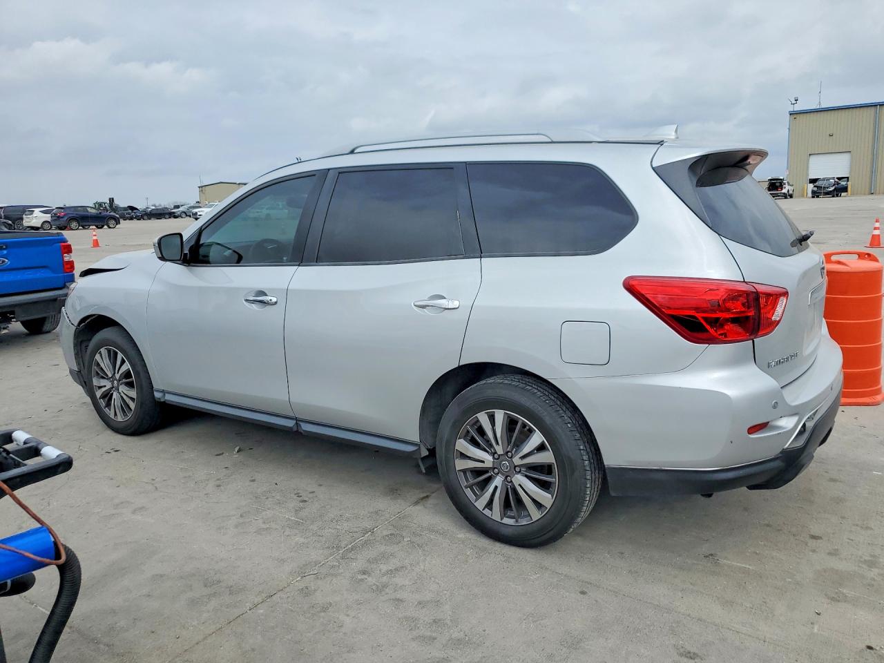 Nissan Pathfinder Sv
