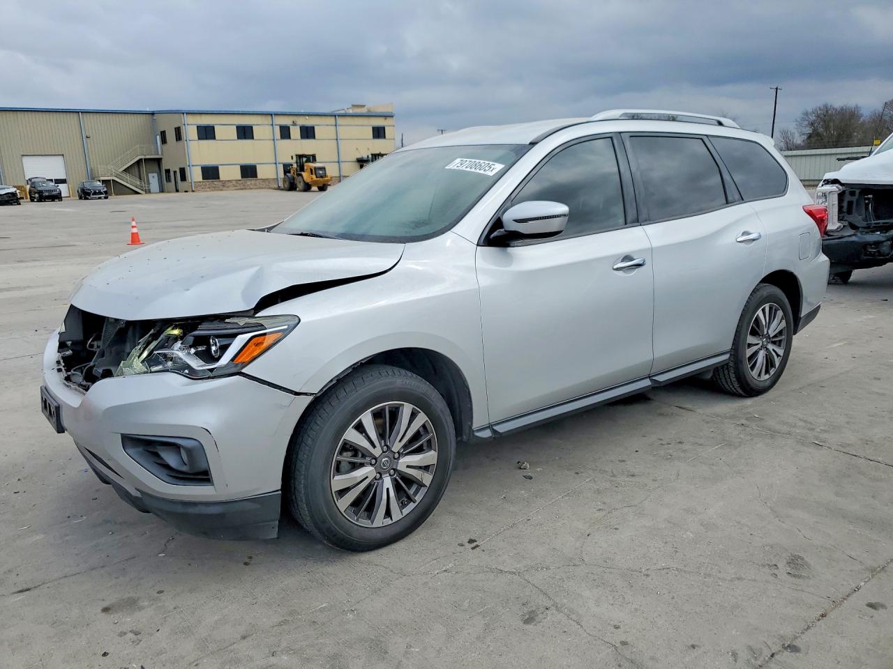 Salvage Nissan Pathfinder Image