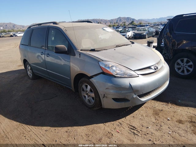 Salvage Toyota Sienna Image