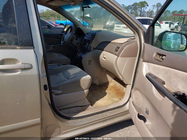 Toyota Sienna Le