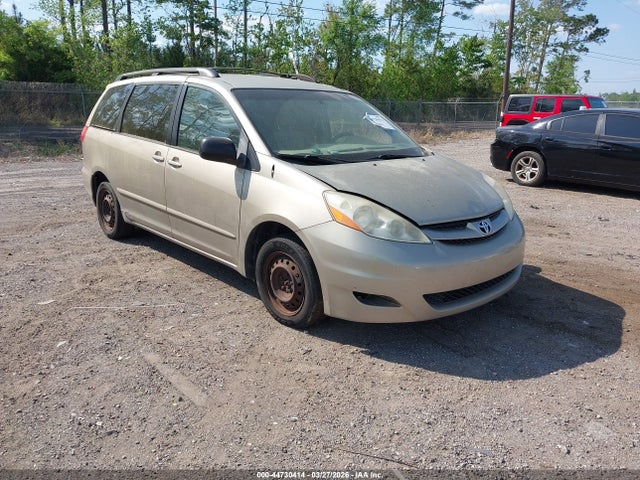 Salvage Toyota Sienna Image