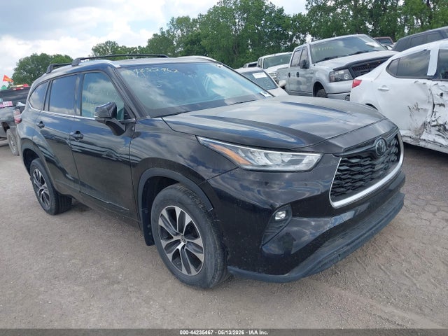 Salvage Toyota Highlander Image