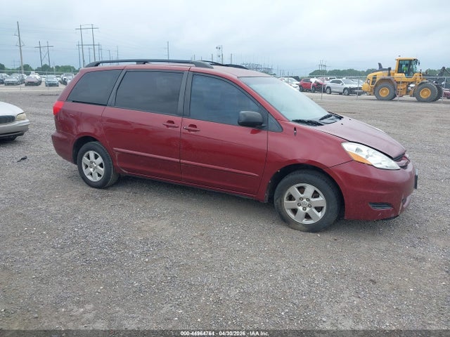 Salvage Toyota Sienna Image