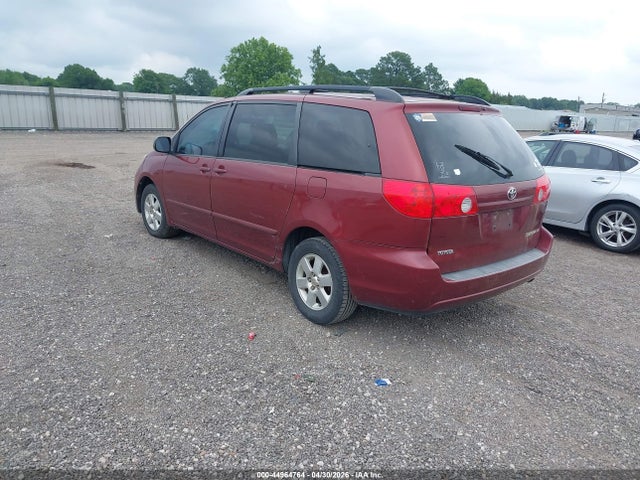 Toyota Sienna Le