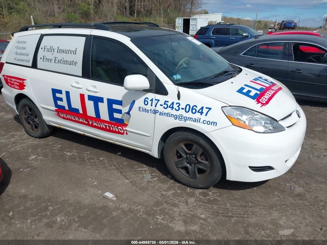Salvage Toyota Sienna Image