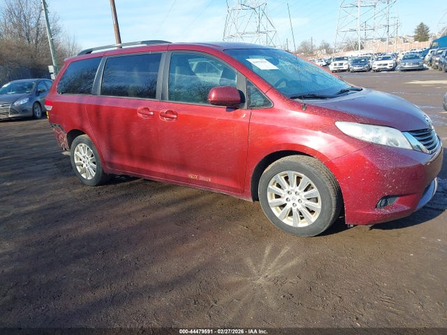 Salvage Toyota Sienna Image
