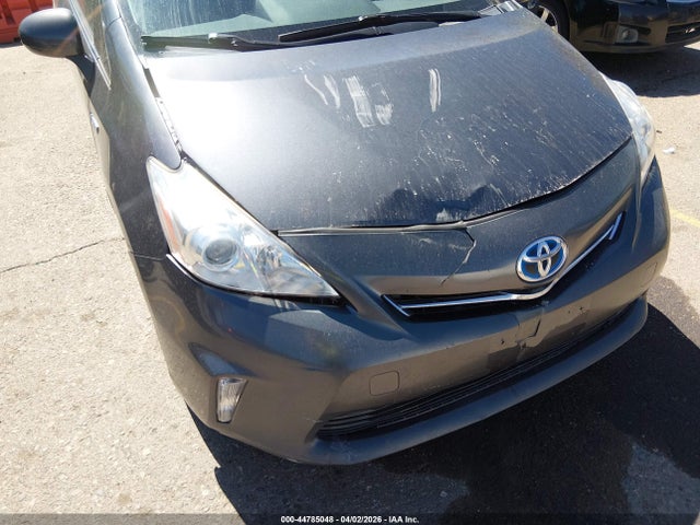 Toyota Prius v Five