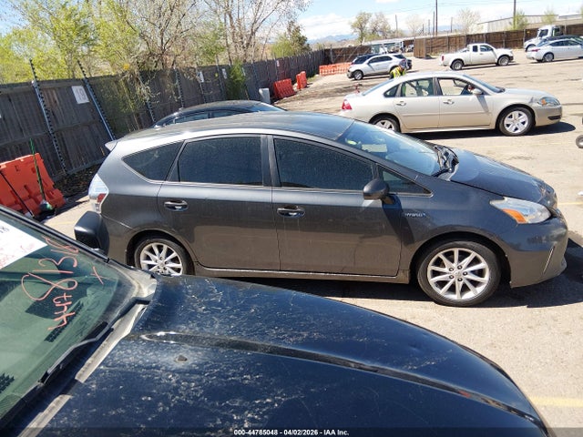 Toyota Prius v Five