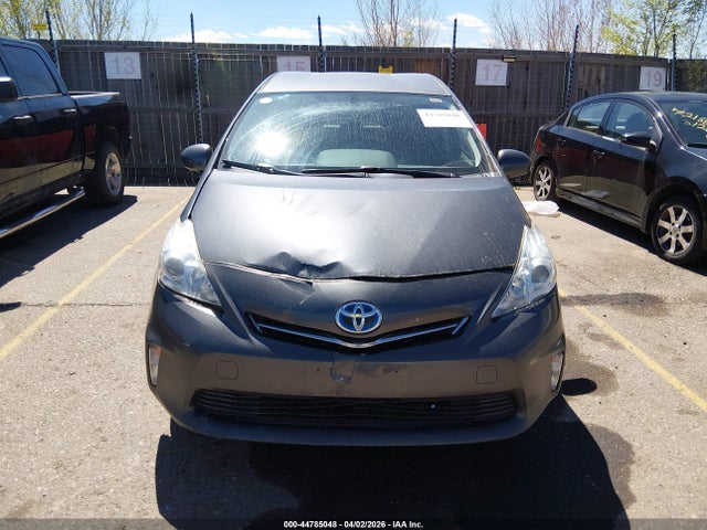 Toyota Prius v Five