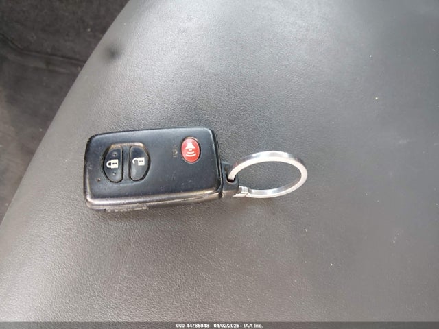 Toyota Prius v Five