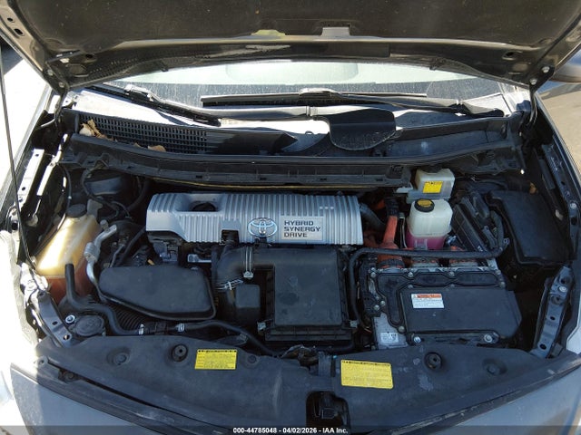 Toyota Prius v Five