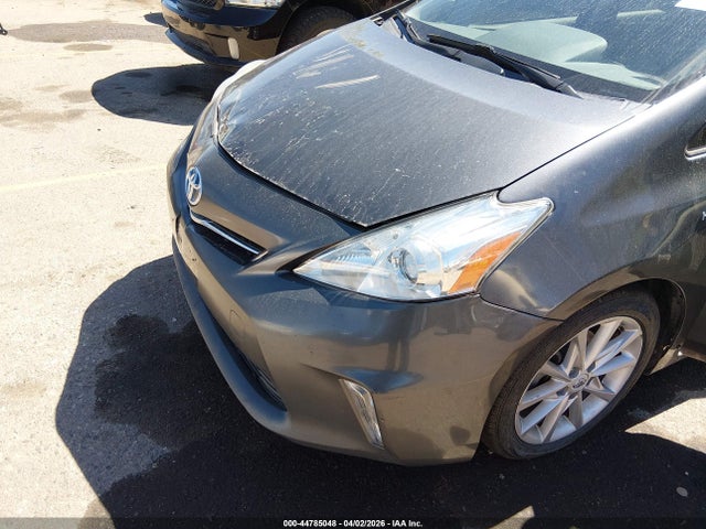 Toyota Prius v Five