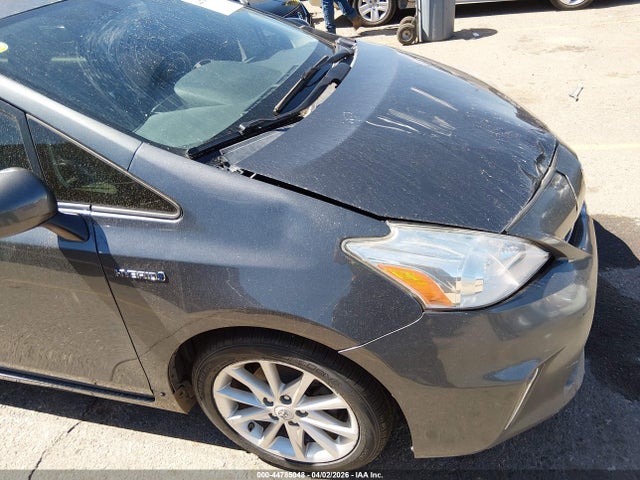 Toyota Prius v Five