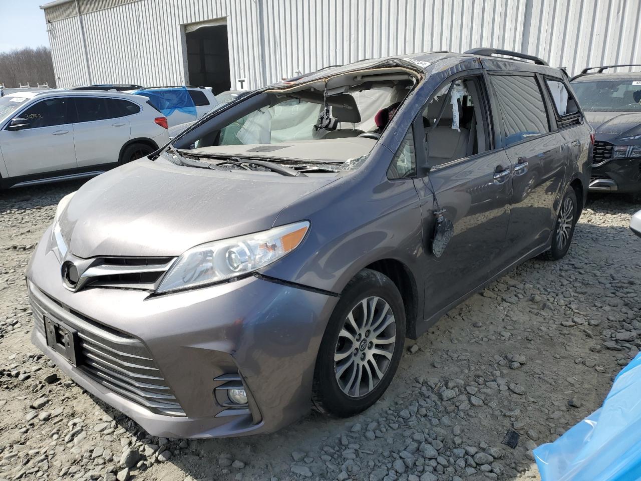 Salvage Toyota Sienna Image