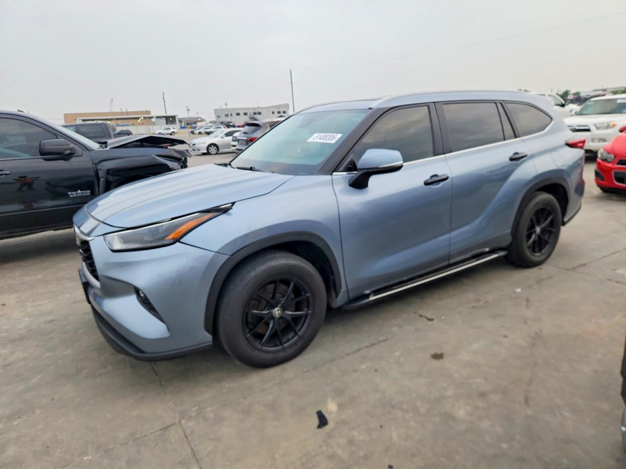 Salvage Toyota Highlander Image