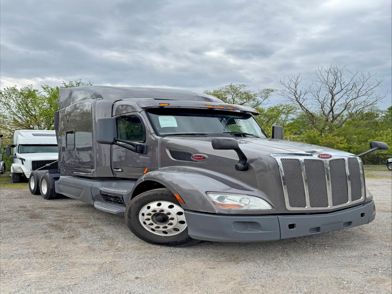 Salvage Peterbilt 579 Image