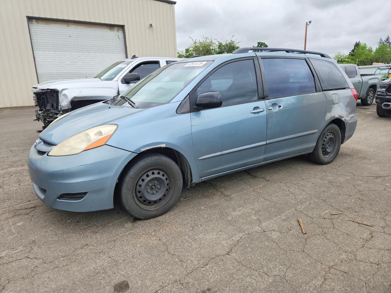 Salvage Toyota Sienna Image