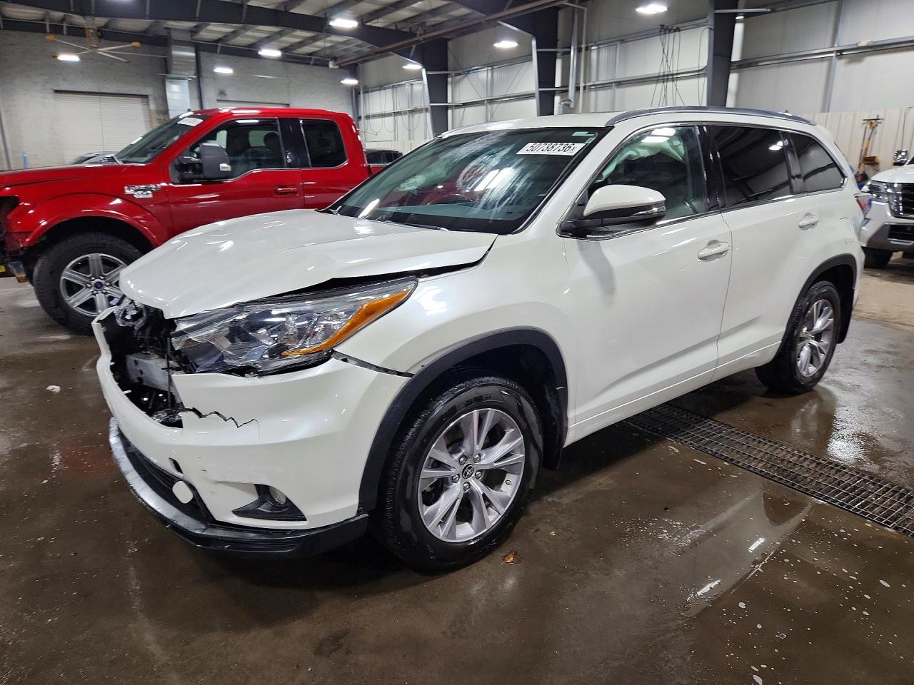 Salvage Toyota Highlander Image