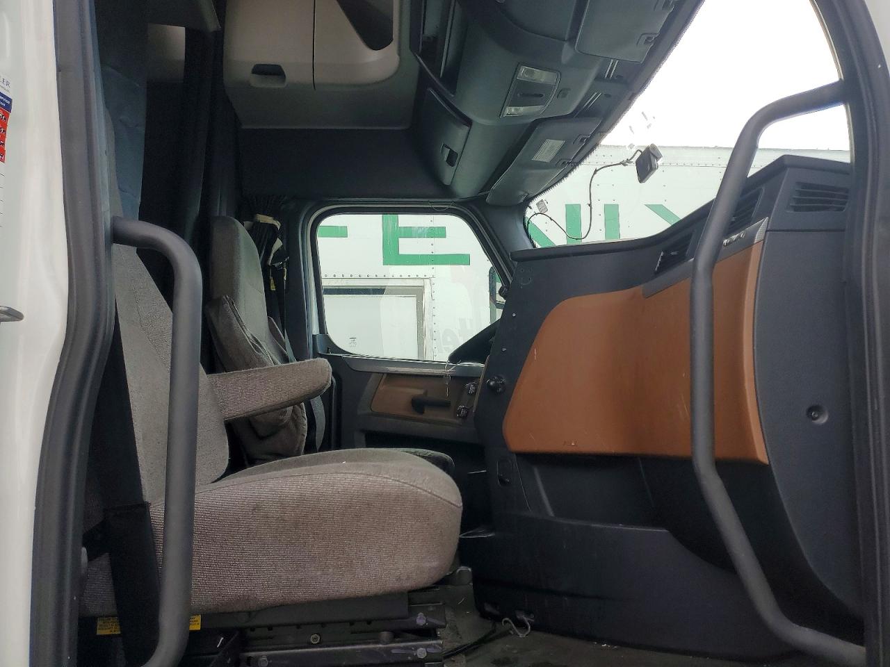 Freigliner Cascadia 126