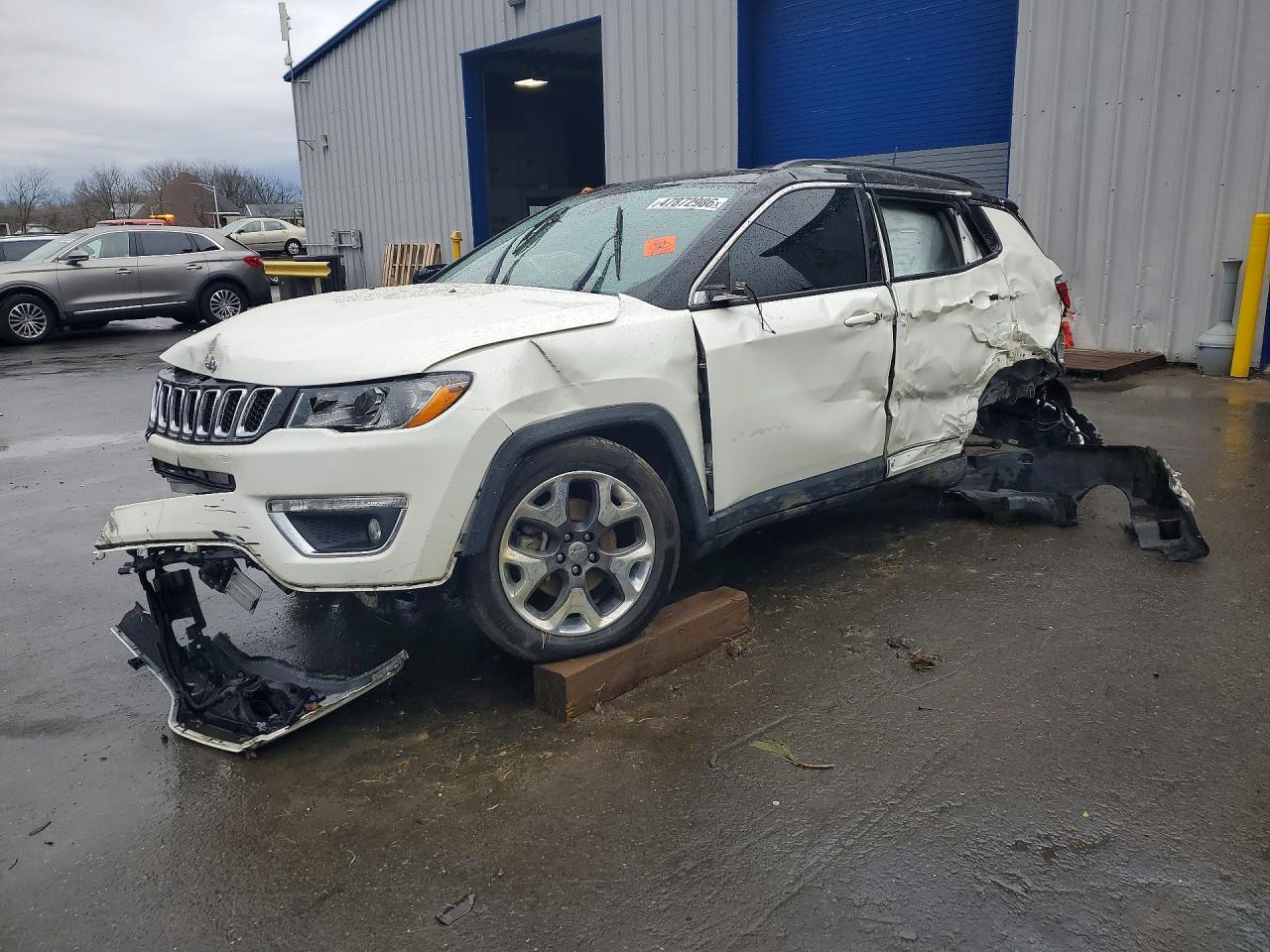 Salvage Jeep Compass Image
